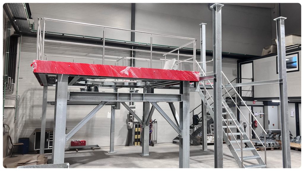 Jeklene konstrukcije Domat – montaža prvega nadstropja servisne ploščadi s stopniščem