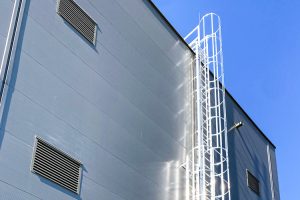 Varnostno vertikalno stopnišče na jekleni konstrukciji – servisni objekti