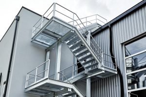 Zunanje večetažno jekleno stopnišče – projektiranje in montaža Domat